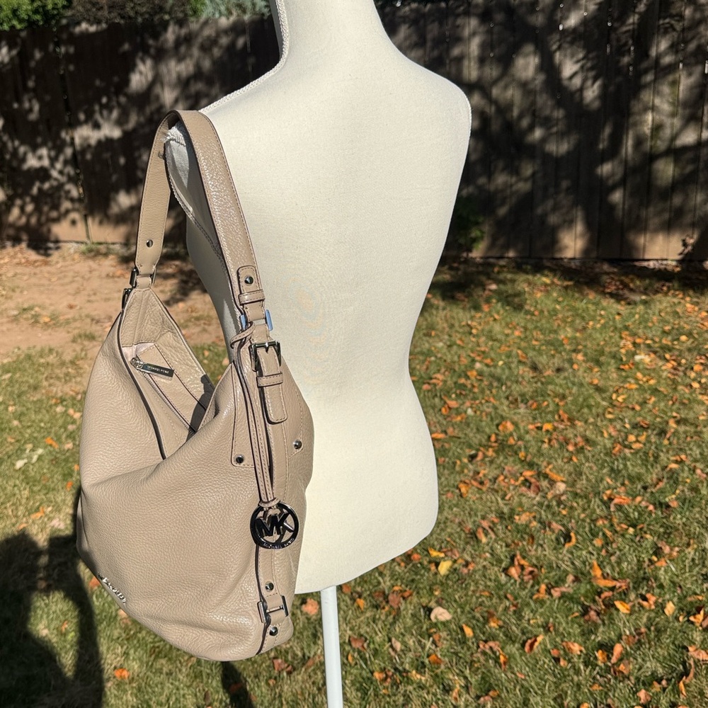 Michael Kors Bedford large belted taupe leather shoulder bag - Picture 3 of 14